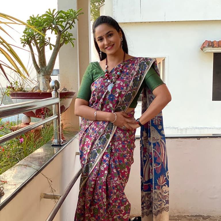 Zee Telugu Tv Anchor Kasi Annapurna Images In Navy Blue Saree